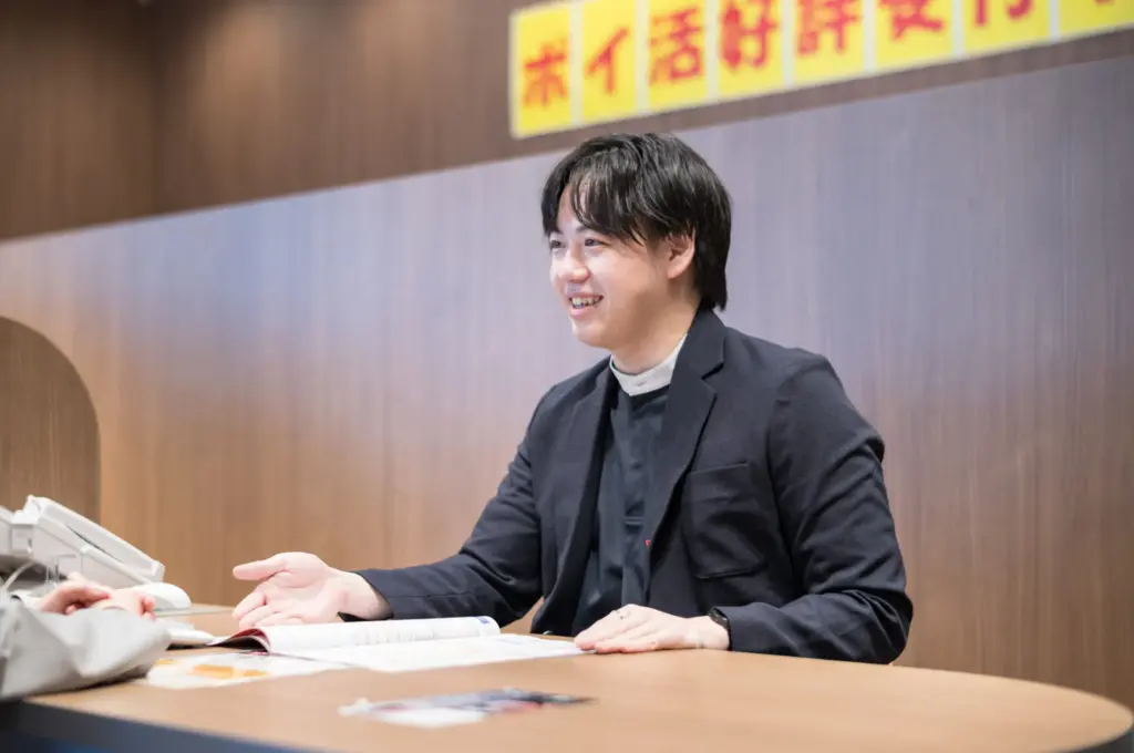 男性スタッフがお客様にプラン説明をしている