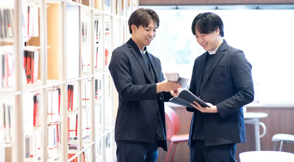 男性スタッフ２名が話している様子