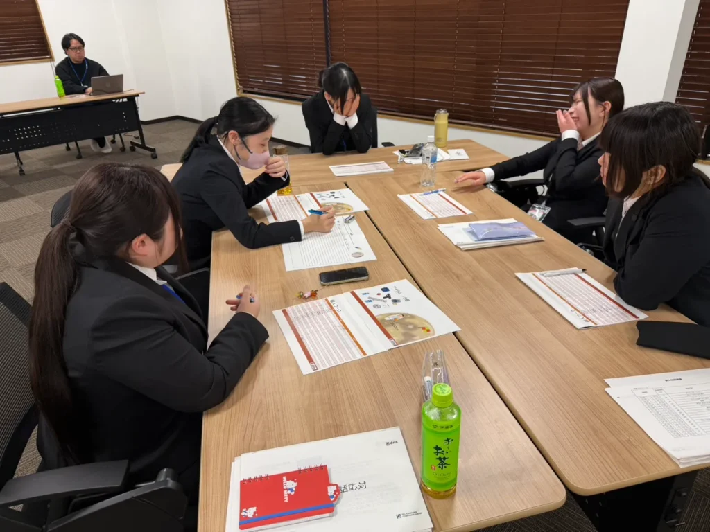 新入社員が研修を受けている