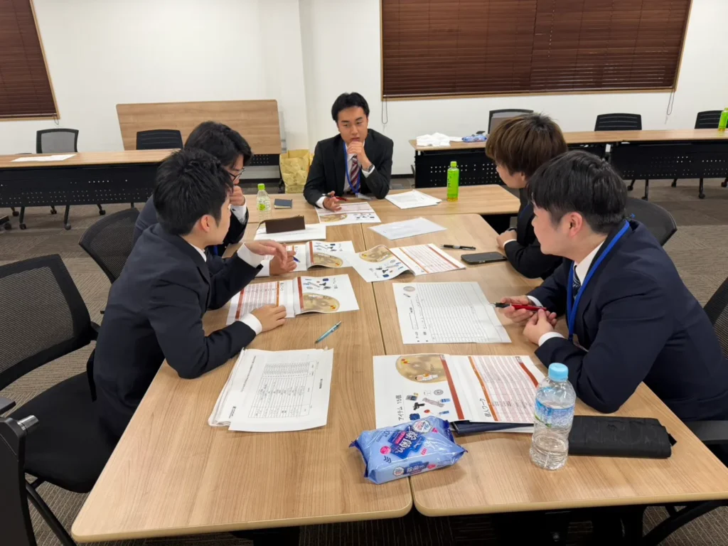新入社員が研修を受けている