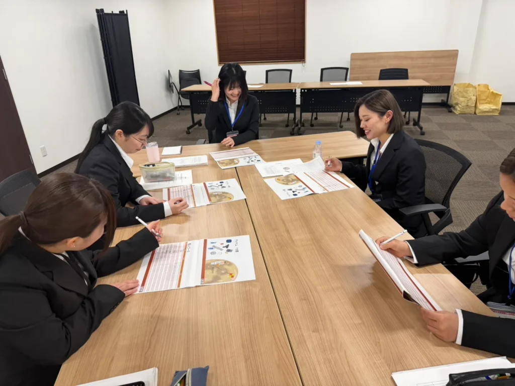 新入社員が研修を受けている