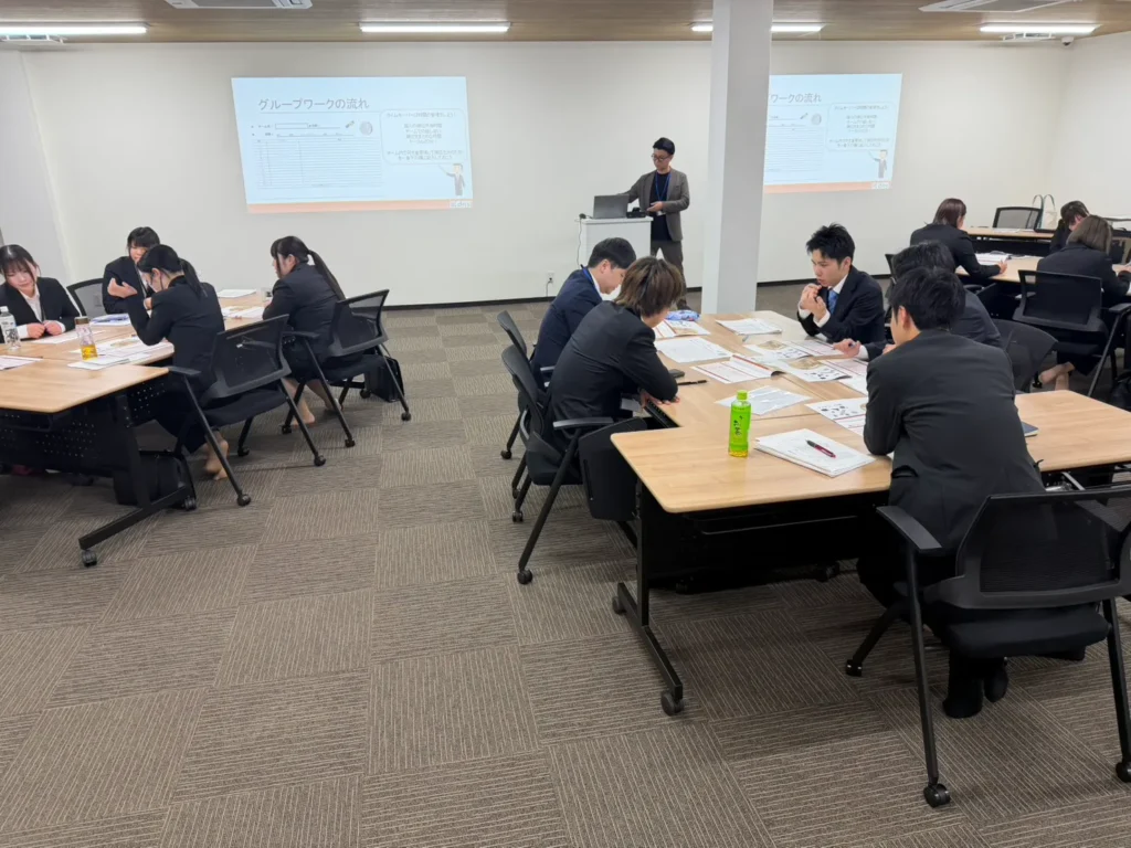 新入社員が研修を受けている