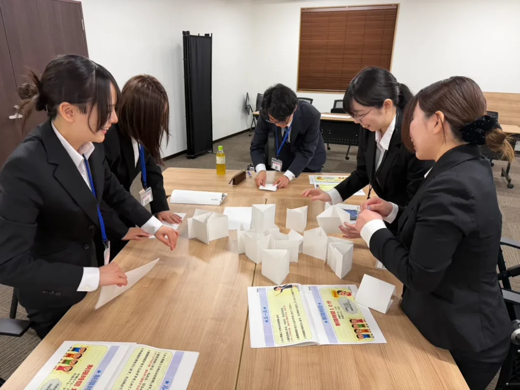 新入社員が研修を受けている
