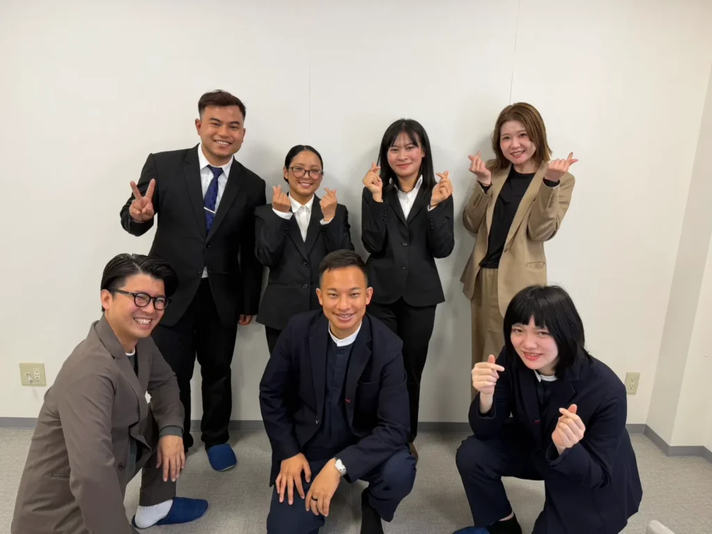 外国人新入社員と先輩写真