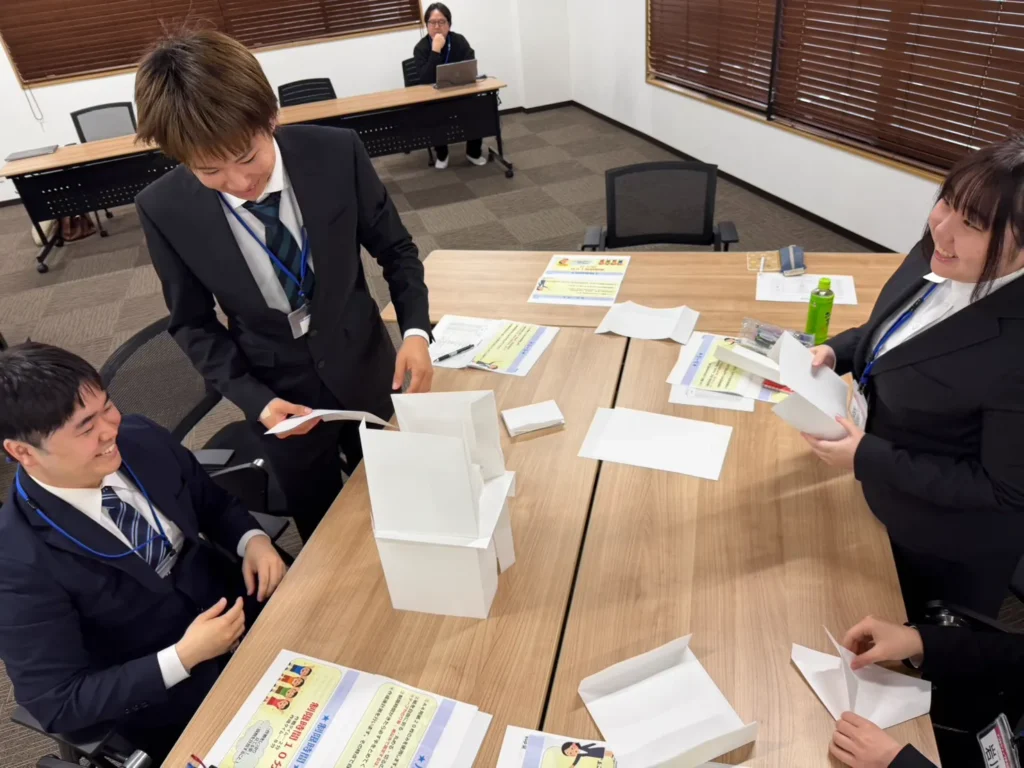 新入社員が研修を受けている